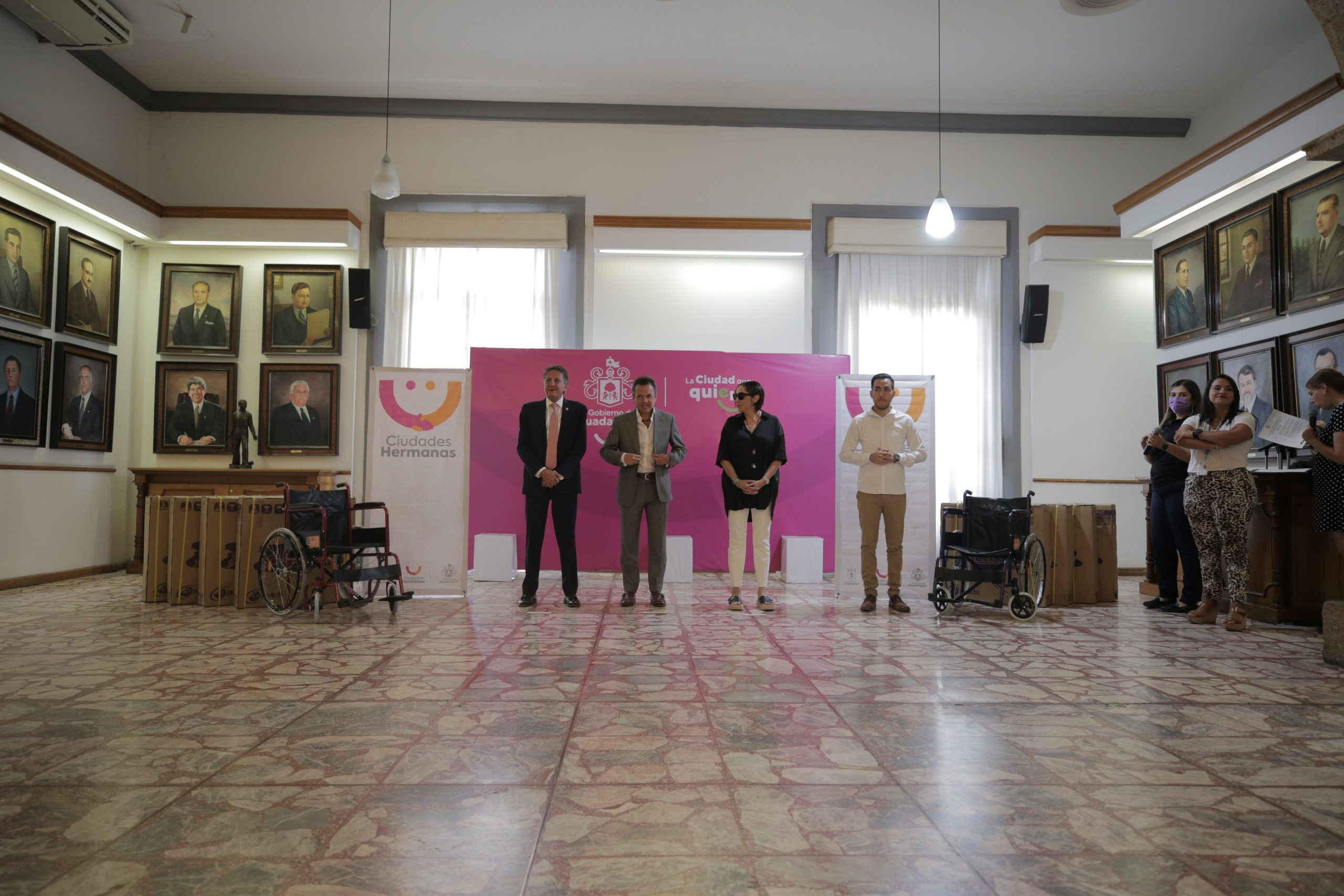 Recibe DIF Guadalajara donación de 10 sillas de ruedas del alcalde zapopano Juan José Frangie