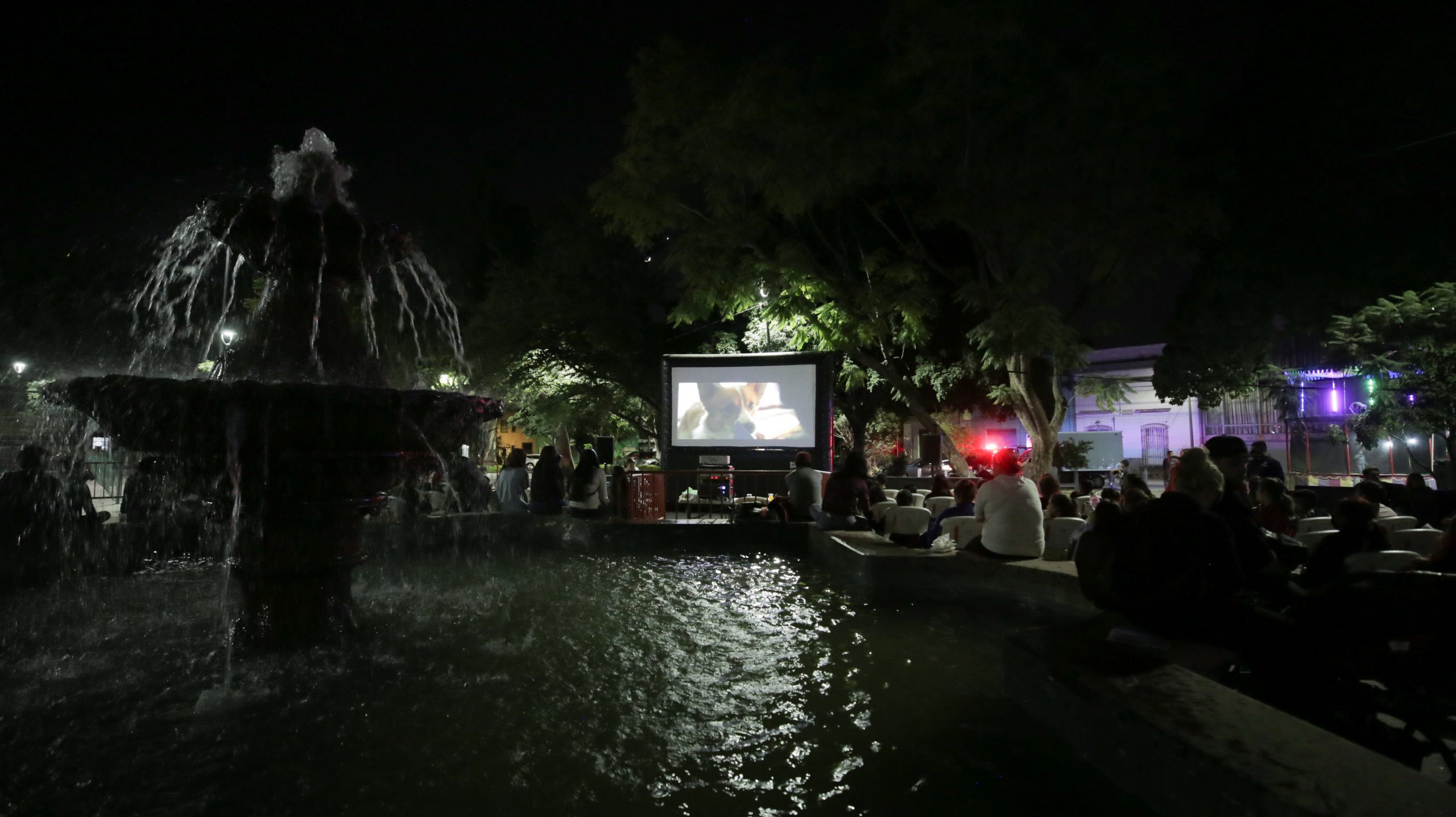 Disfrutan familias tapatías función de cine al aire libre en Analco.